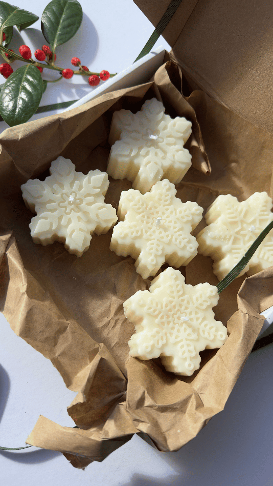 Red Berry and Holly Snowflake Scented candles | Christmas Scented candle |Soy wax candle