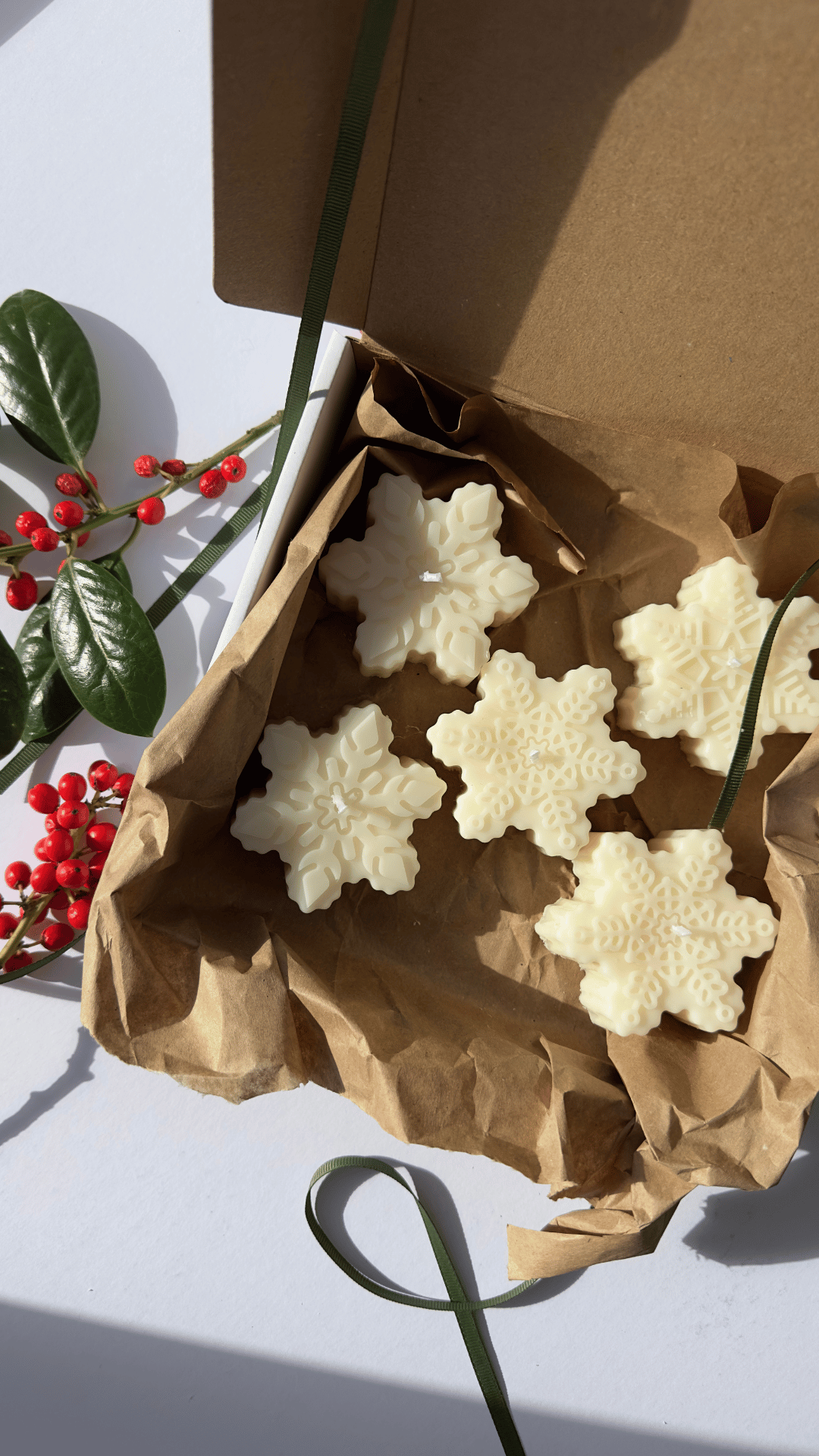 Red Berry and Holly Snowflake Scented candles | Christmas Scented candle |Soy wax candle