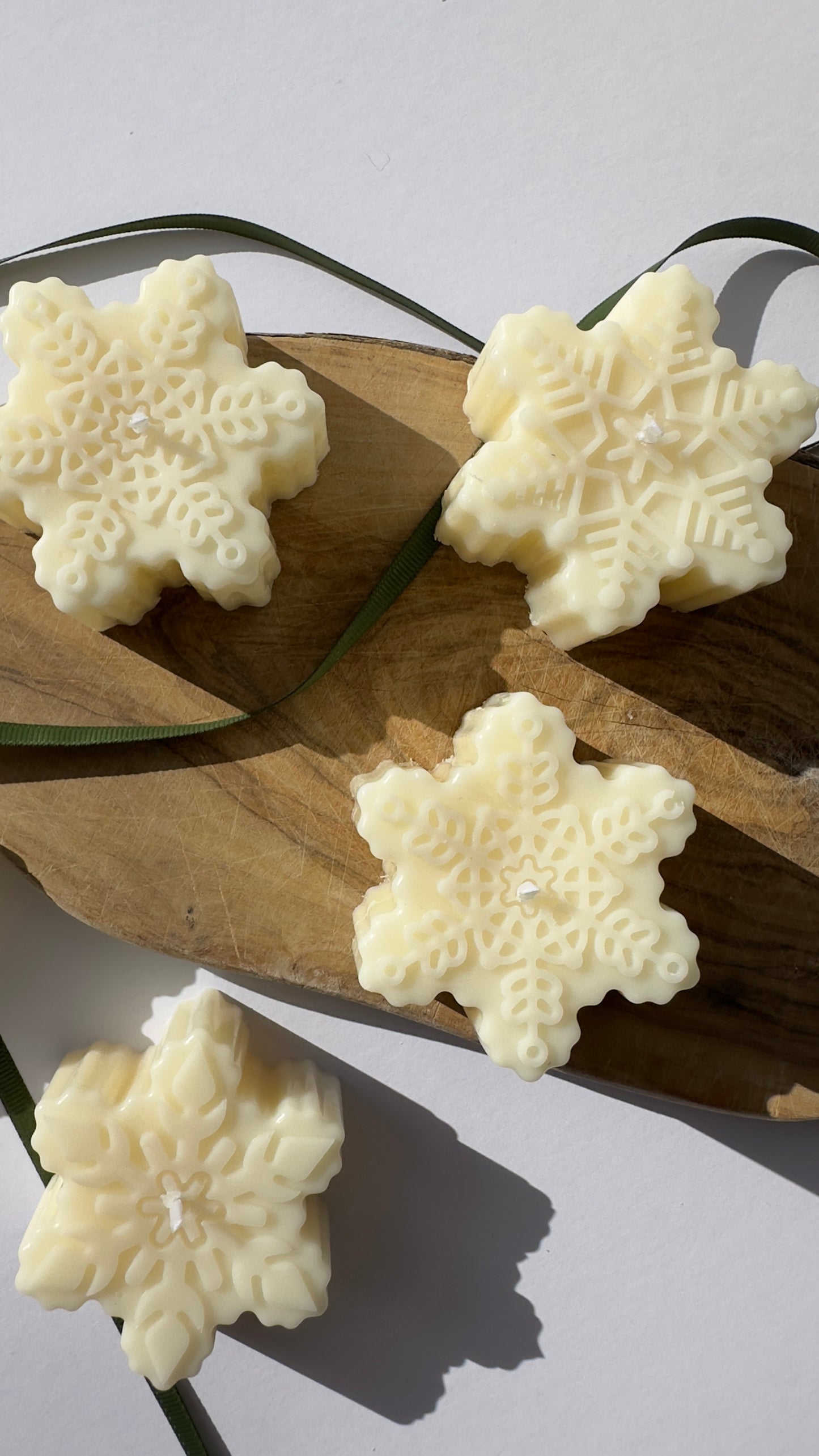 Red Berry and Holly Snowflake Scented candles | Christmas Scented candle |Soy wax candle
